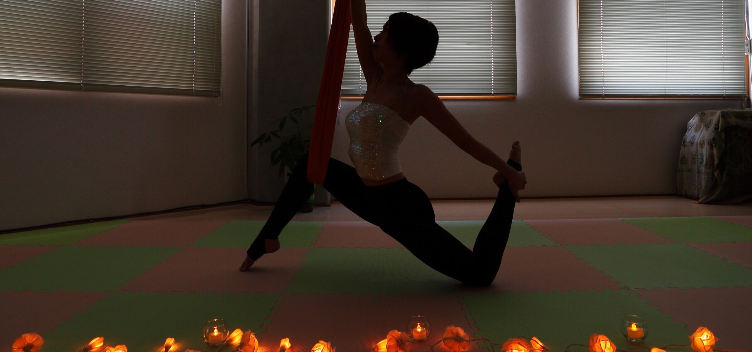 フライングヨガとキャンドル