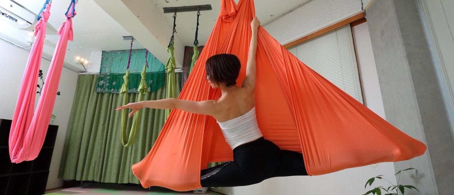 フライングヨガの開脚ポーズ